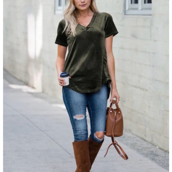 Amaryllis soft & shimmery stretch velvet v-neck loose tee with hi-lo hem. Size M - Picture 2 of 9